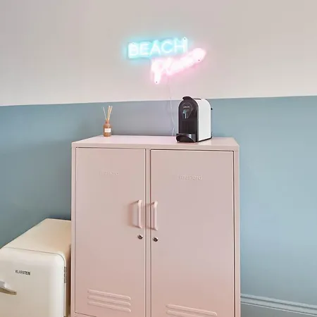 Host & Stay - The Beach House @ Scarborough *