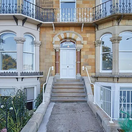 Hotel Host & Stay - The Beach House @ Scarborough Scarborough